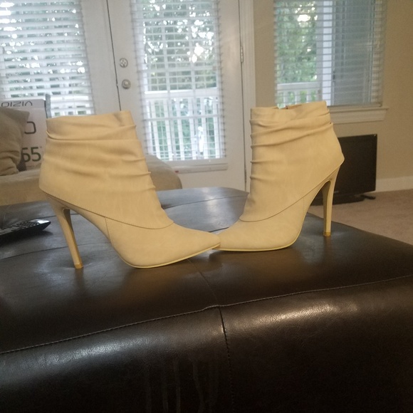 Cream heels - Picture 2 of 2